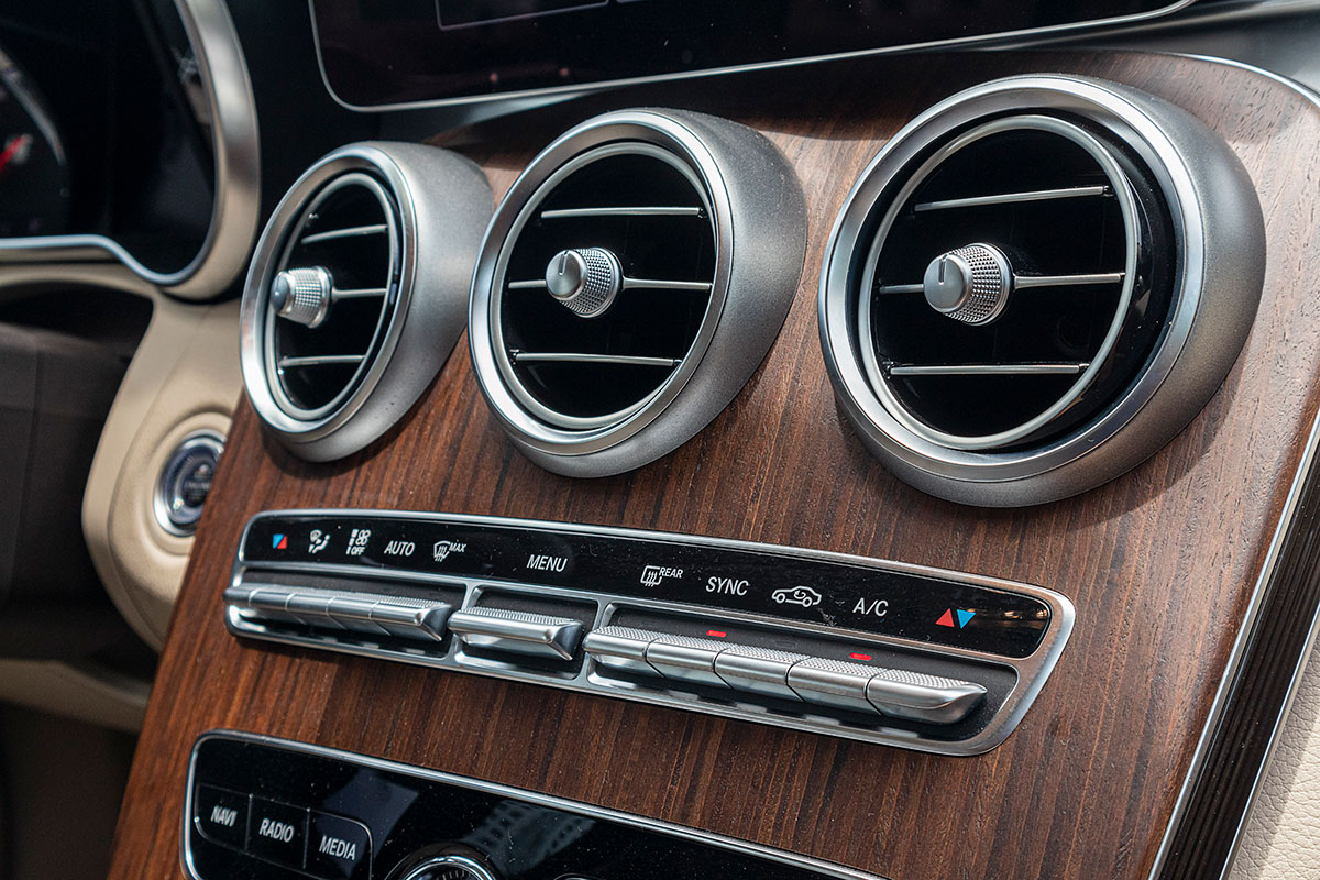 Đánh giá xe Mercedes-Benz C200 Exclusive 2019: Hệ thống điều hoà tự động 2 vùng độc lập.