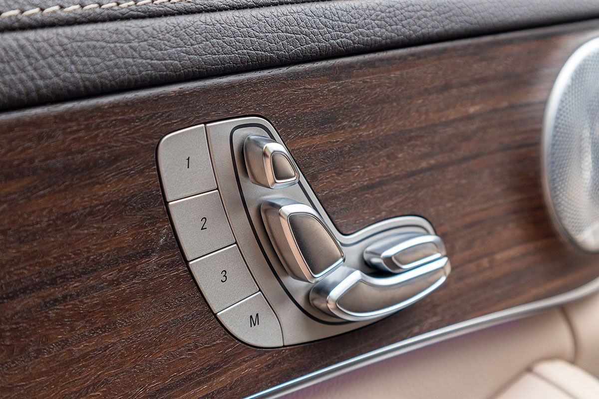 Đánh giá xe Mercedes-Benz C200 Exclusive 2019: Ghế chỉnh điện 14 hướng và nhớ 3 vị trí ghế.