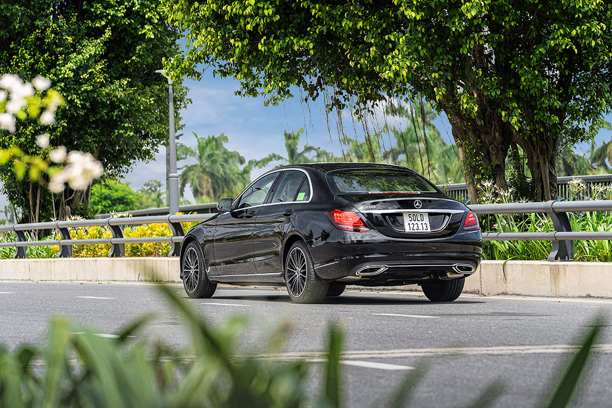 Đánh giá xe Mercedes-Benz C200 Exclusive 2019: Thiết kế đuôi xe.