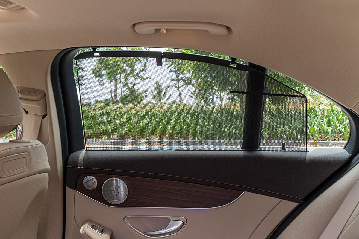 Đánh giá xe Mercedes-Benz C200 Exclusive 2019: Rèm che nắng bên cho hàng ghế phía sau.
