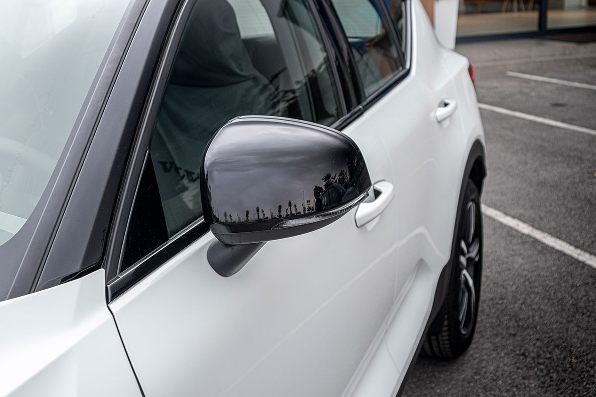Gương chiếu hậu bên của Volvo XC40 2019 cũng được sơn đen bóng.