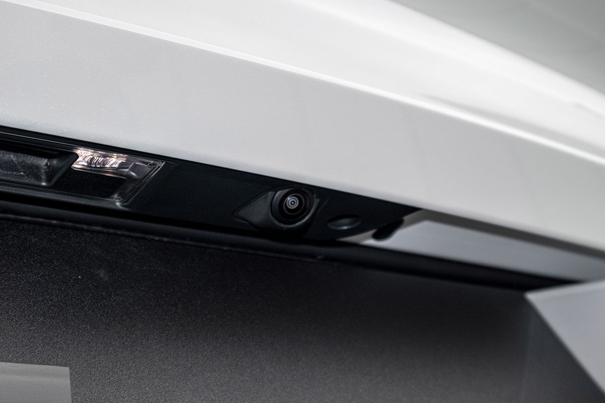 Camera lùi được gắn khá kín trên Volvo XC40 2019.