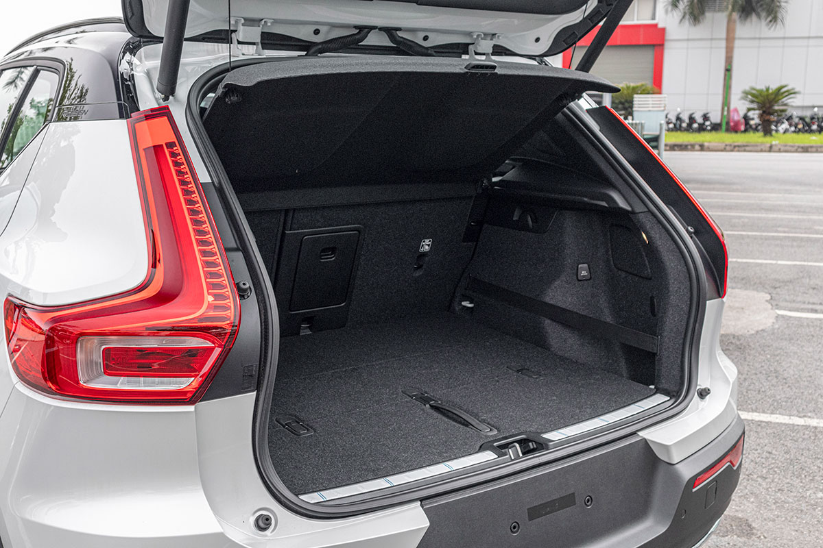 Khoang hành lý của Volvo XC40 2019 được đánh giá là rộng rãi với dung tích 430 lít.