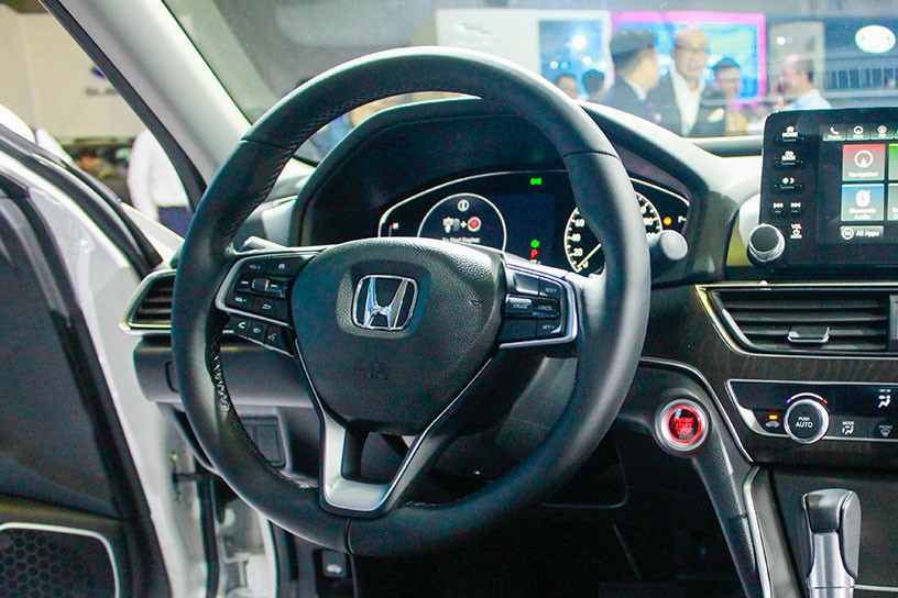 Honda Accord 2020 sở hữu vô lăng ba chấu bọc da thể thao.