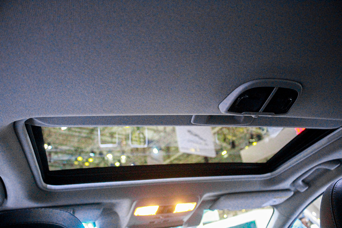 Subaru Levorg 2020 có cửa sổ trời chỉnh điện.
