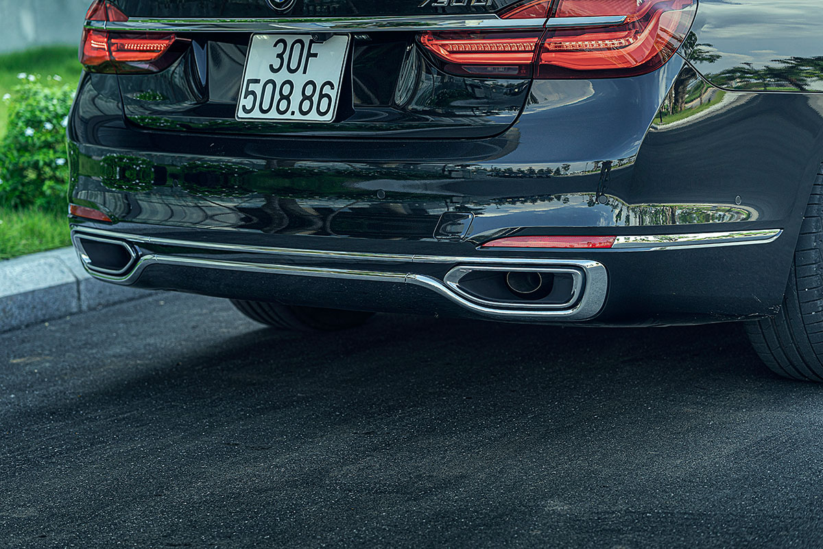 Đánh giá xe BMW 730Li 2019: Cặp ống xả bản rộng thể thao.