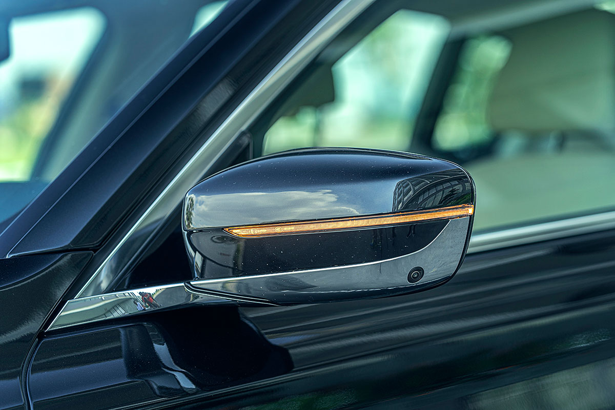 Đánh giá xe BMW 730Li 2019: Gương chiếu hậu tích hợp camera.