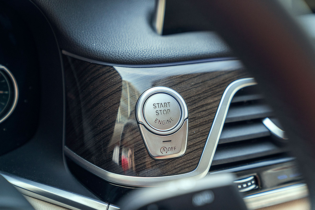 Đánh giá xe BMW 730Li 2019: nút bấm khởi động.