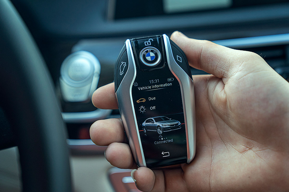 Đánh giá xe BMW 730Li 2019: Khoá thông minh với màn hình hiển thị nhiều thông tin.