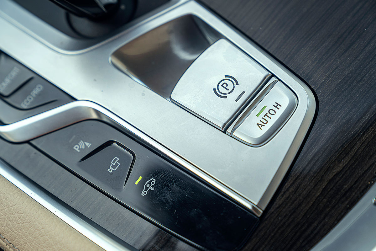 Đánh giá xe BMW 730Li 2019: Hệ thống phanh tay điện tử và giữ phanh tự động.