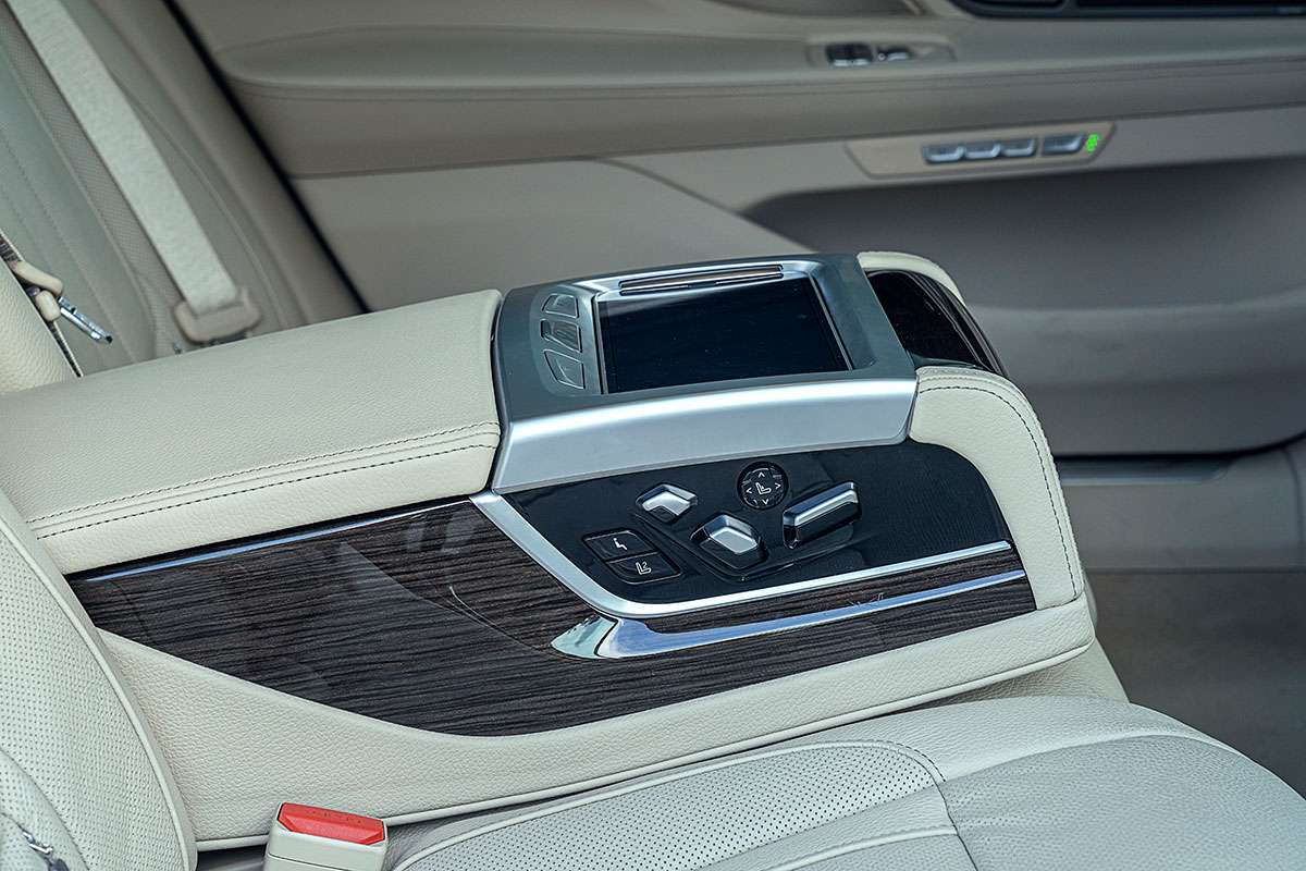 Đánh giá xe BMW 730Li 2019: Hệ thống điều chỉnh ngả lưng ghế sau.