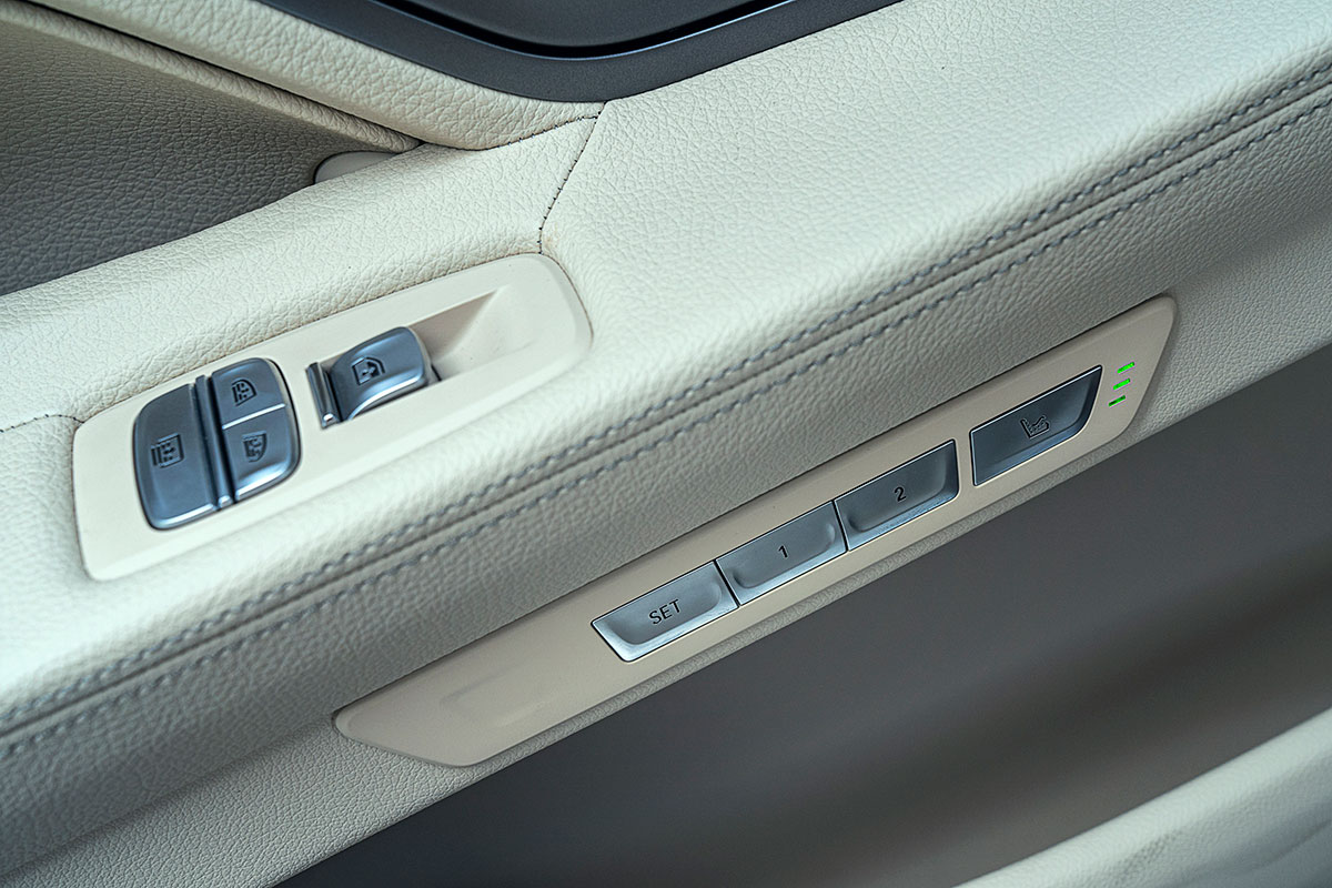 Đánh giá xe BMW 730Li 2019: Hàng ghế sau cũng nhớ ghế và có thể điều chỉnh ngả lưng ghế.