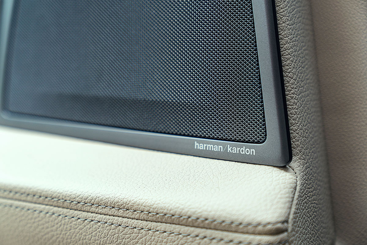 Đánh giá xe BMW 730Li 2019: Hệ thống âm thanh Harman Kardon.