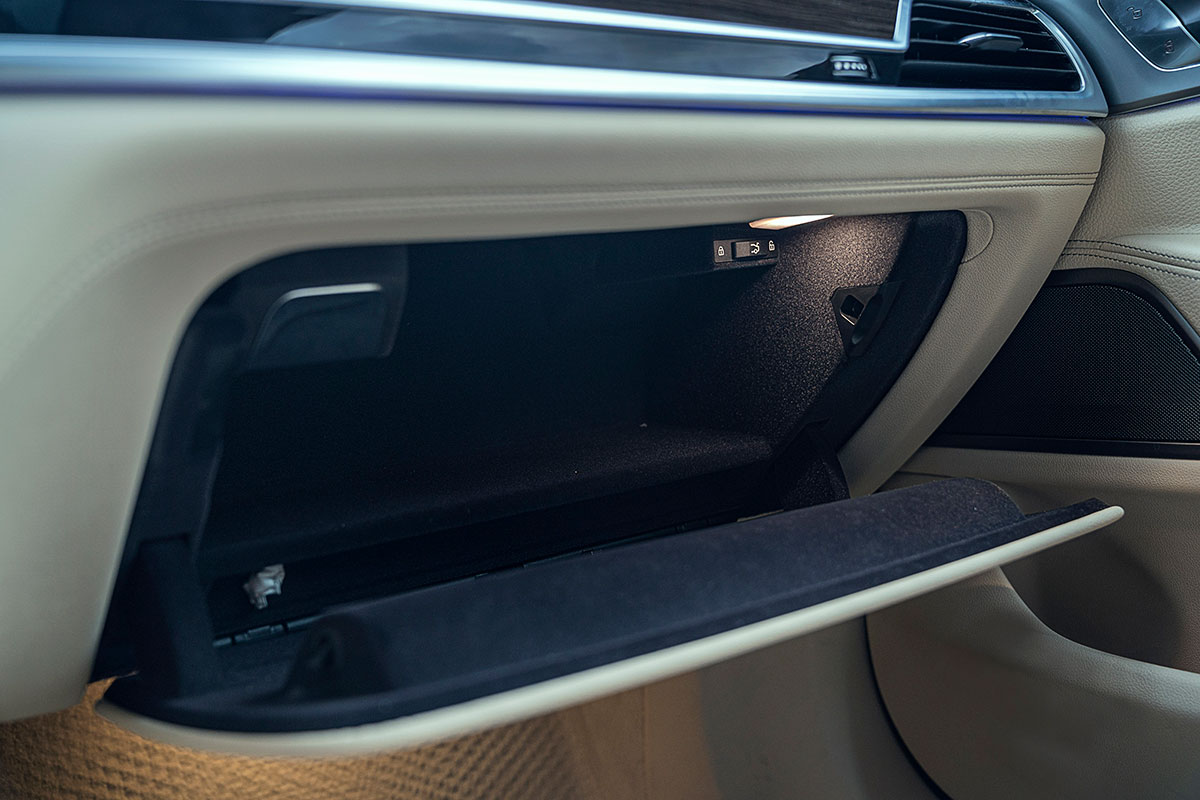 Đánh giá xe BMW 730Li 2019: Hốc chứa đồ phụ cũng là vị trí đặt nước hoa.
