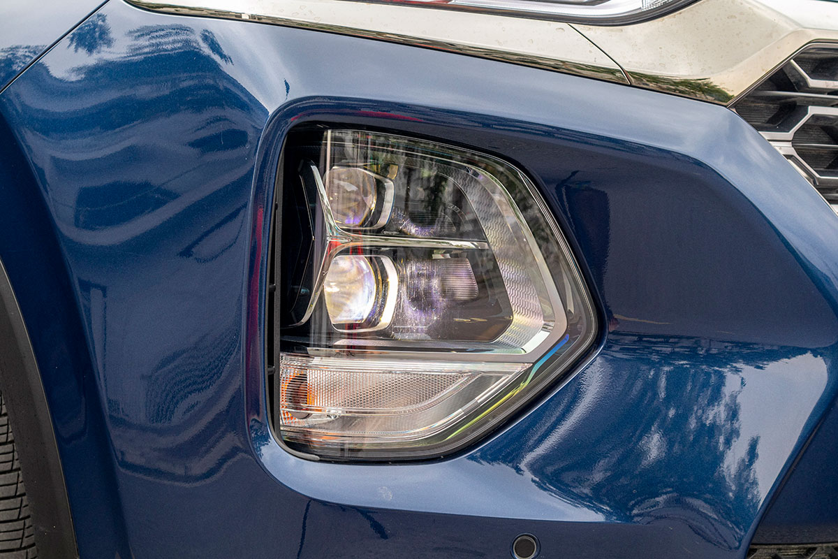 Đánh giá xe Hyundai Santa Fe 2019: Đèn pha xe chuyển xuống thấp.