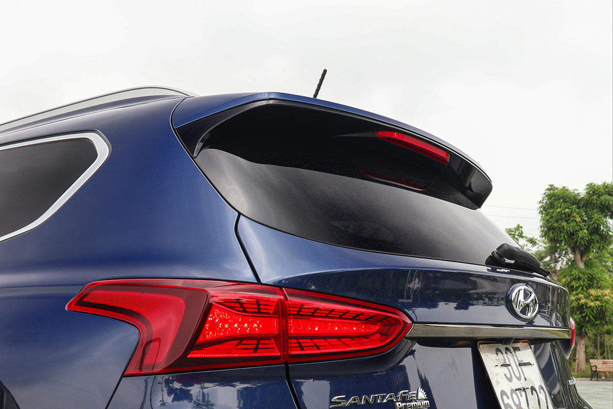 Đánh giá xe Hyundai Santa Fe 2019: Cánh gió tích hợp đèn phanh LED trên cao.