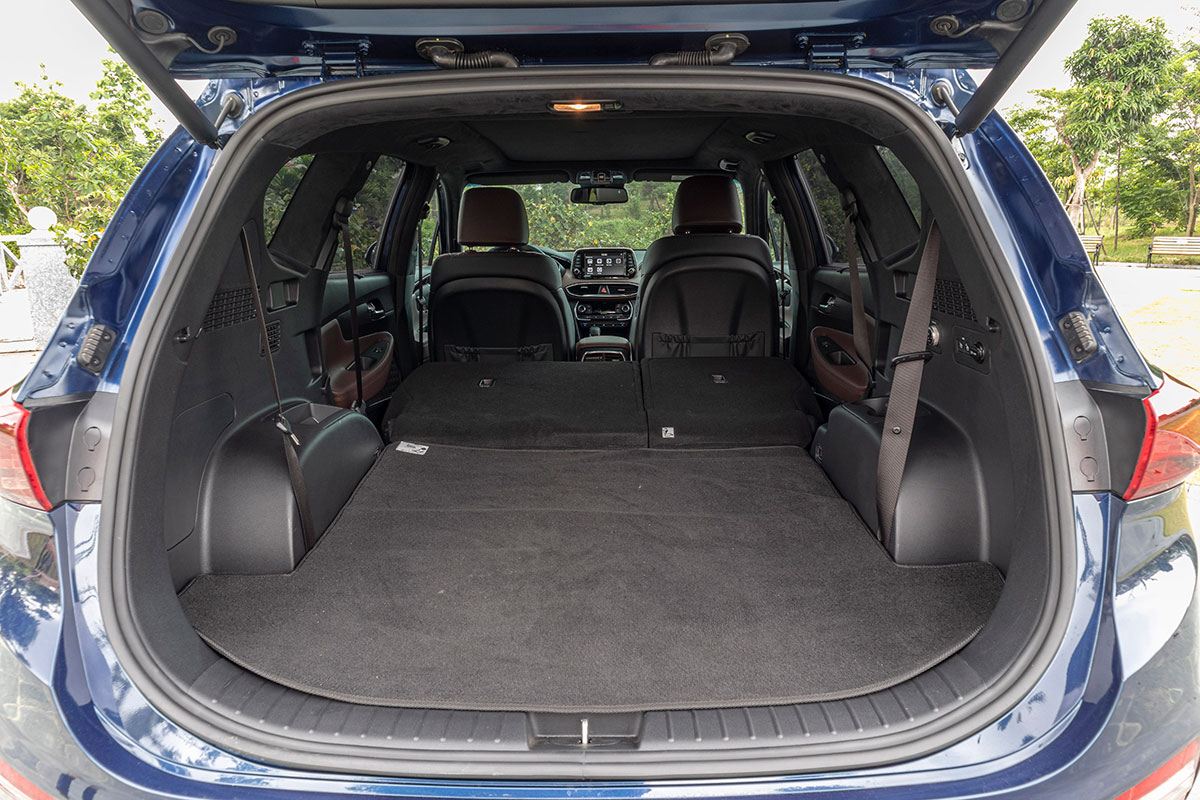 Đánh giá xe Hyundai Santa Fe 2019: Cốp rộng khi gập 2 hàng ghế lại.