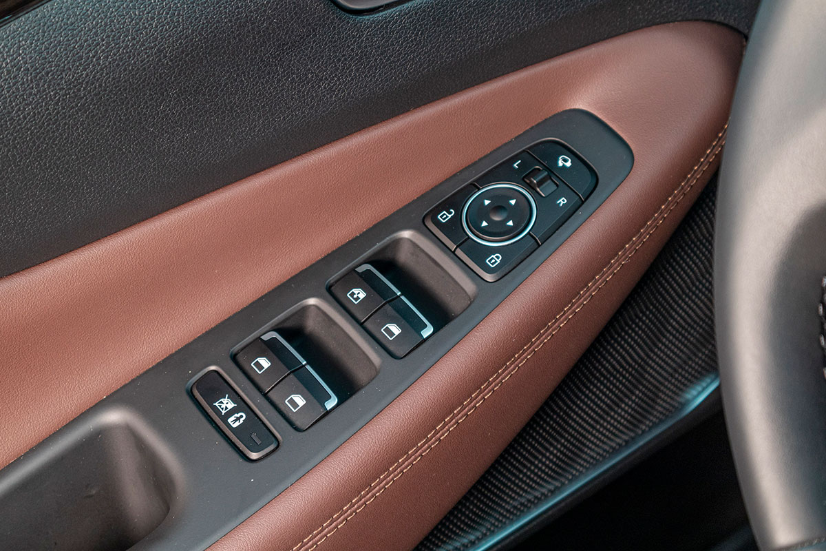 Đánh giá xe Hyundai Santa Fe 2019: 4 cửa kính nâng hạ tự động.