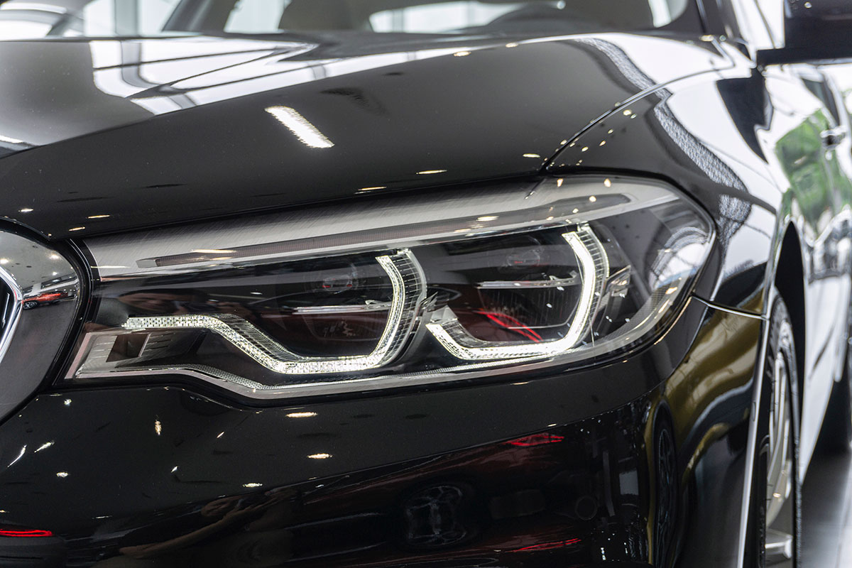 Đánh giá xe BMW 530i 2019: Đèn pha có thiết kế mới.