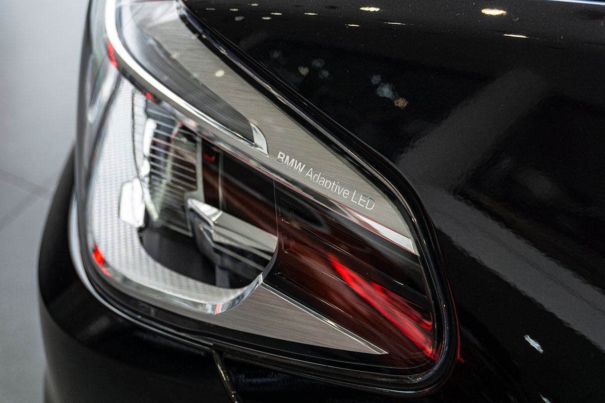Đánh giá xe BMW 530i 2019: Đèn pha được trang bị hệ thống Full LED thích ứng.
