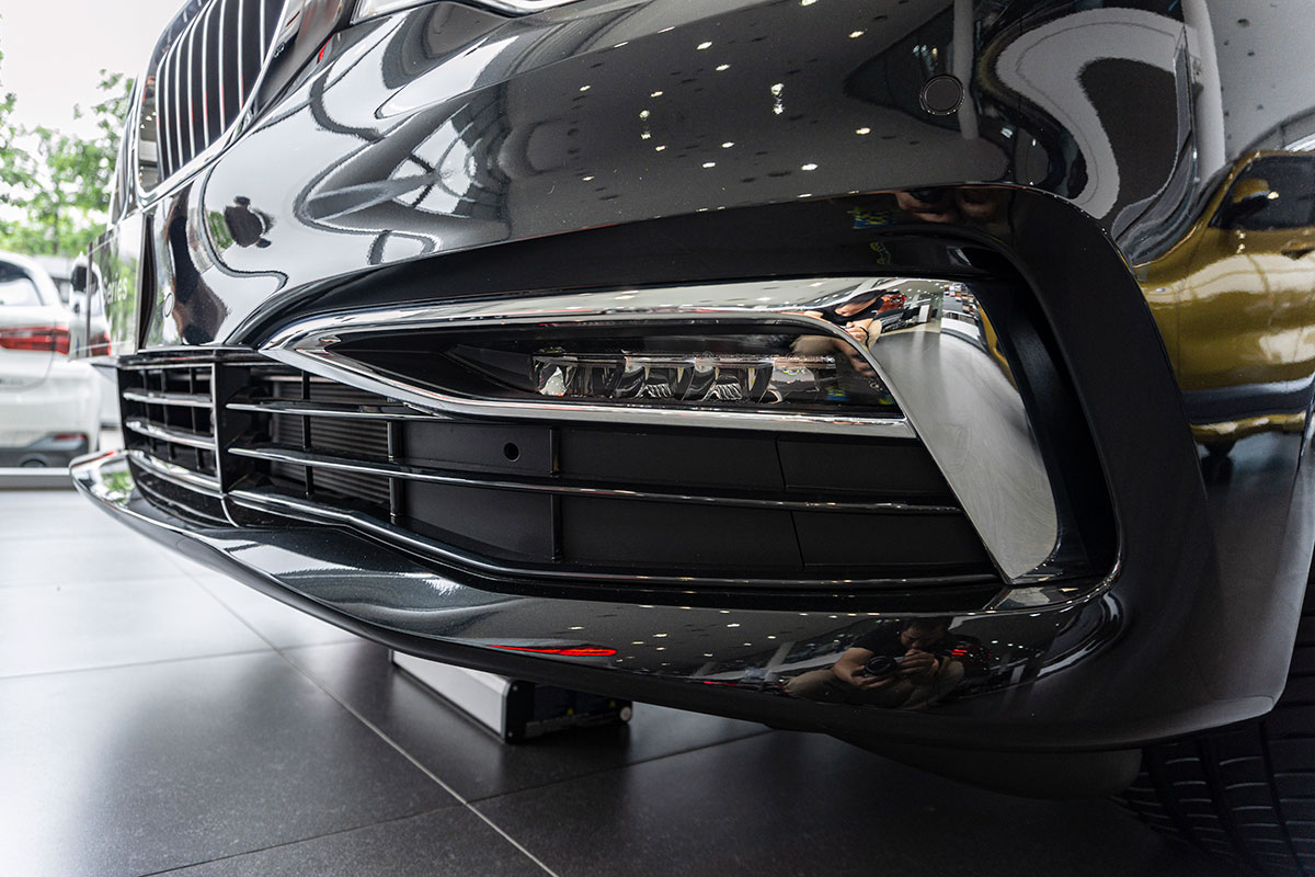 Đánh giá xe BMW 530i 2019: Cản dưới tích hợp đèn sương mù LED và chi tiết trang trí mạ crôm nằm trong gói X-Line Đánh giá xe BMW 530i 2019: Cản dưới tích hợp đèn sương mù LED và chi tiết trang trí mạ crôm nằm trong gói X-Line.