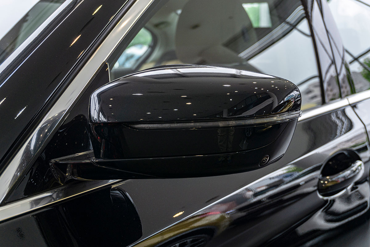 Đánh giá xe BMW 530i 2019: Gương chiếu hậu tích hợp xi-nhan LED.