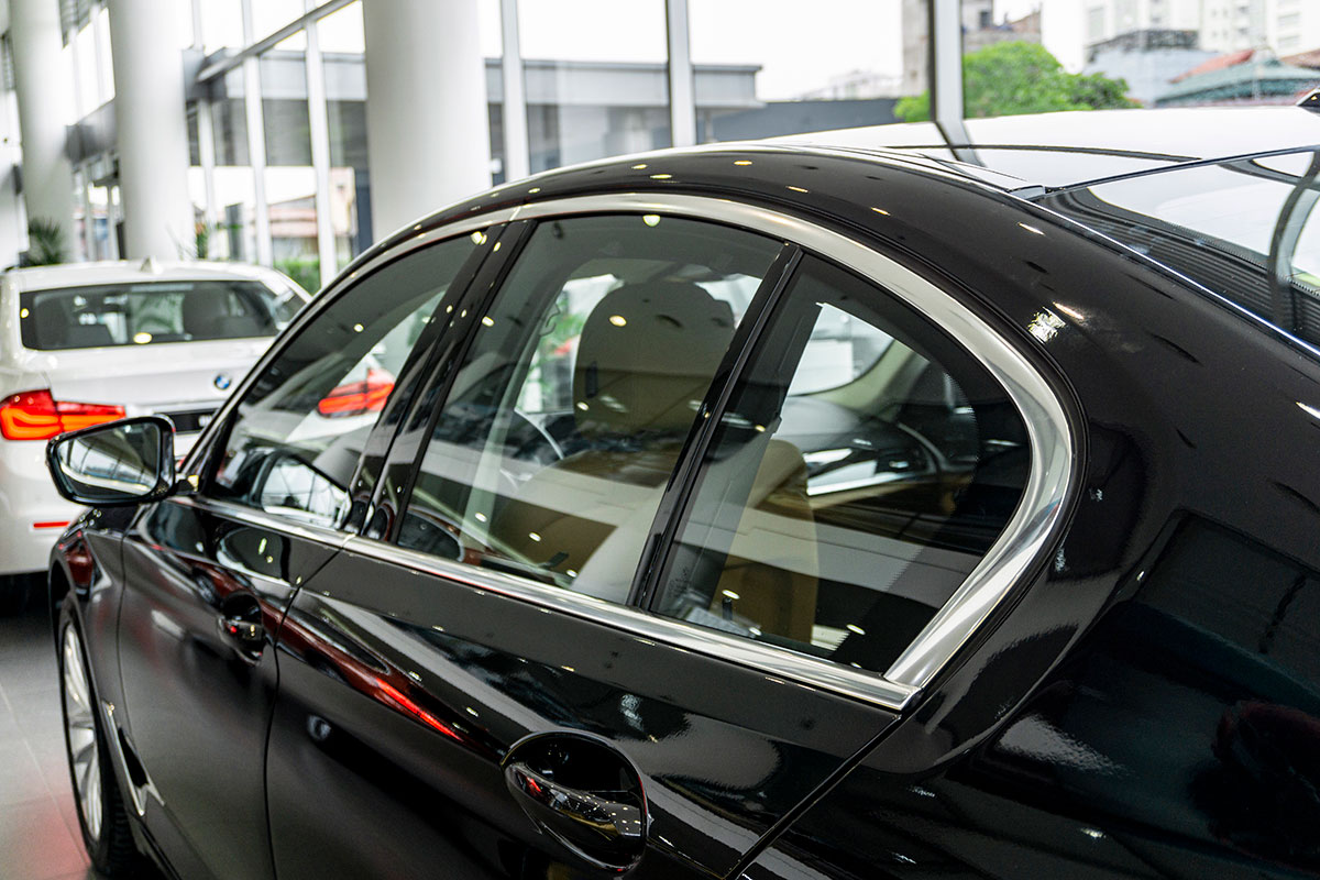 Đánh giá xe BMW 530i 2019: Viền cửa sổ mạ crôm.