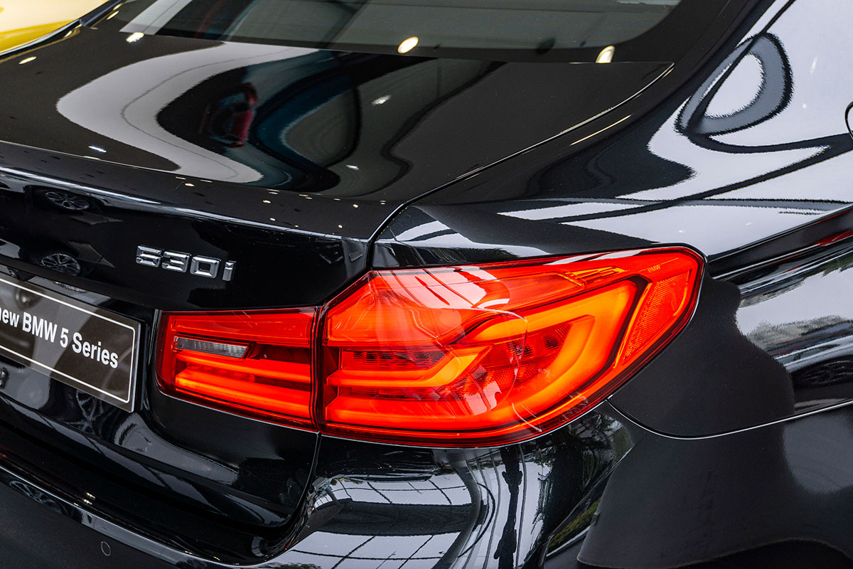 Đánh giá xe BMW 530i 2019: Cụm đèn hậu LED chỉ có một chút khác biệt.