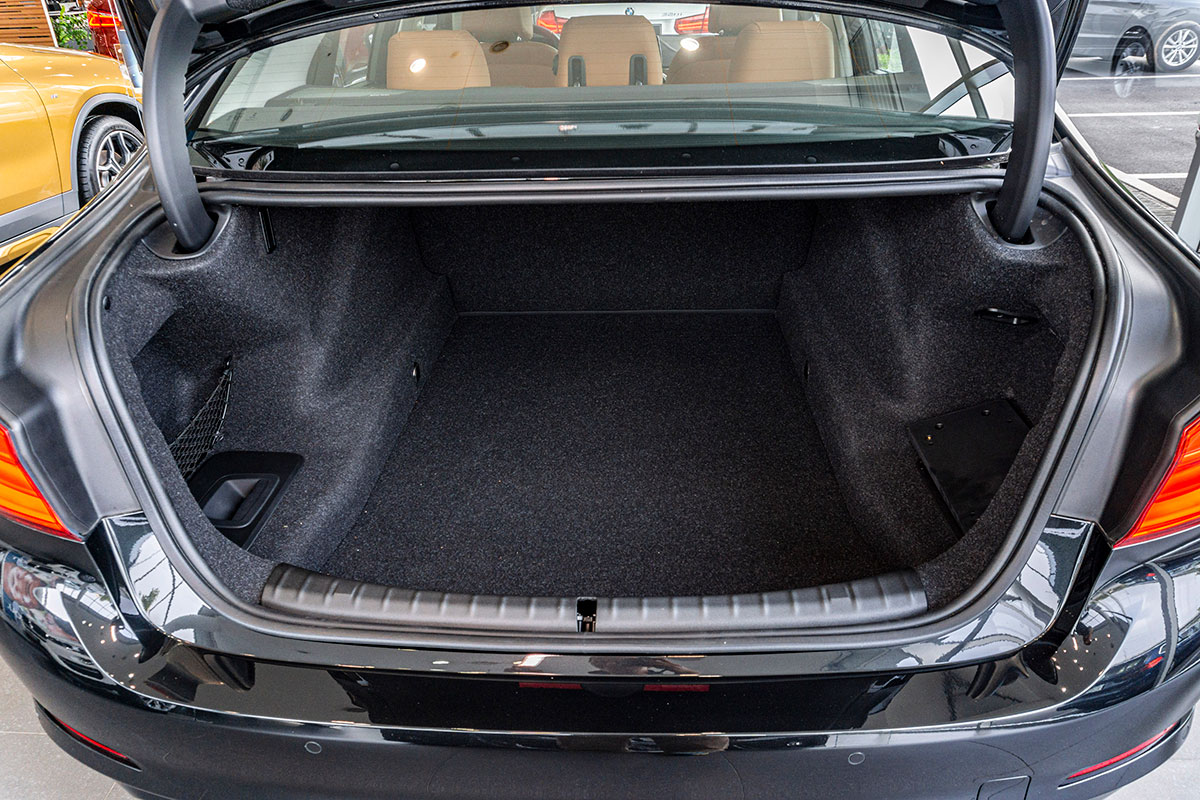 Đánh giá xe BMW 530i 2019: Khoang chứa đồ có dung tích lớn.
