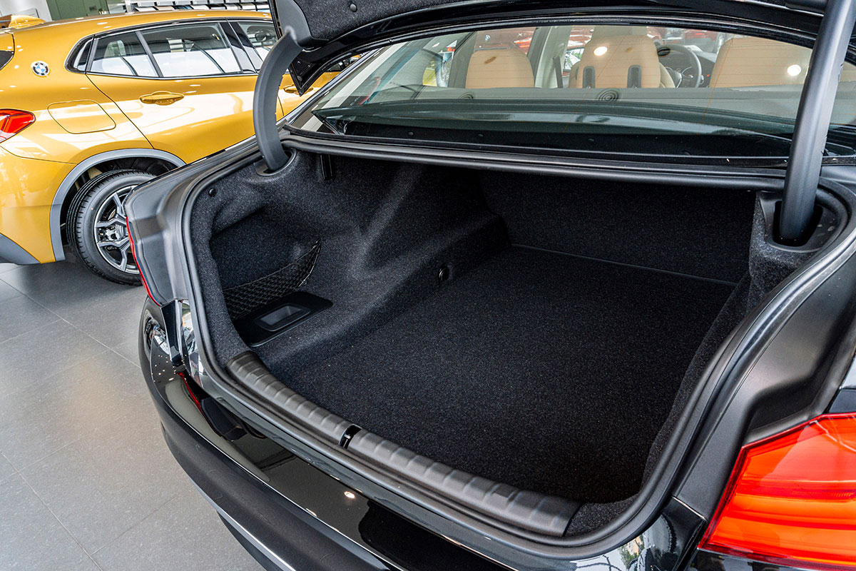 Đánh giá xe BMW 530i 2019: Khoang chứa đồ có dung tích lớn 1.