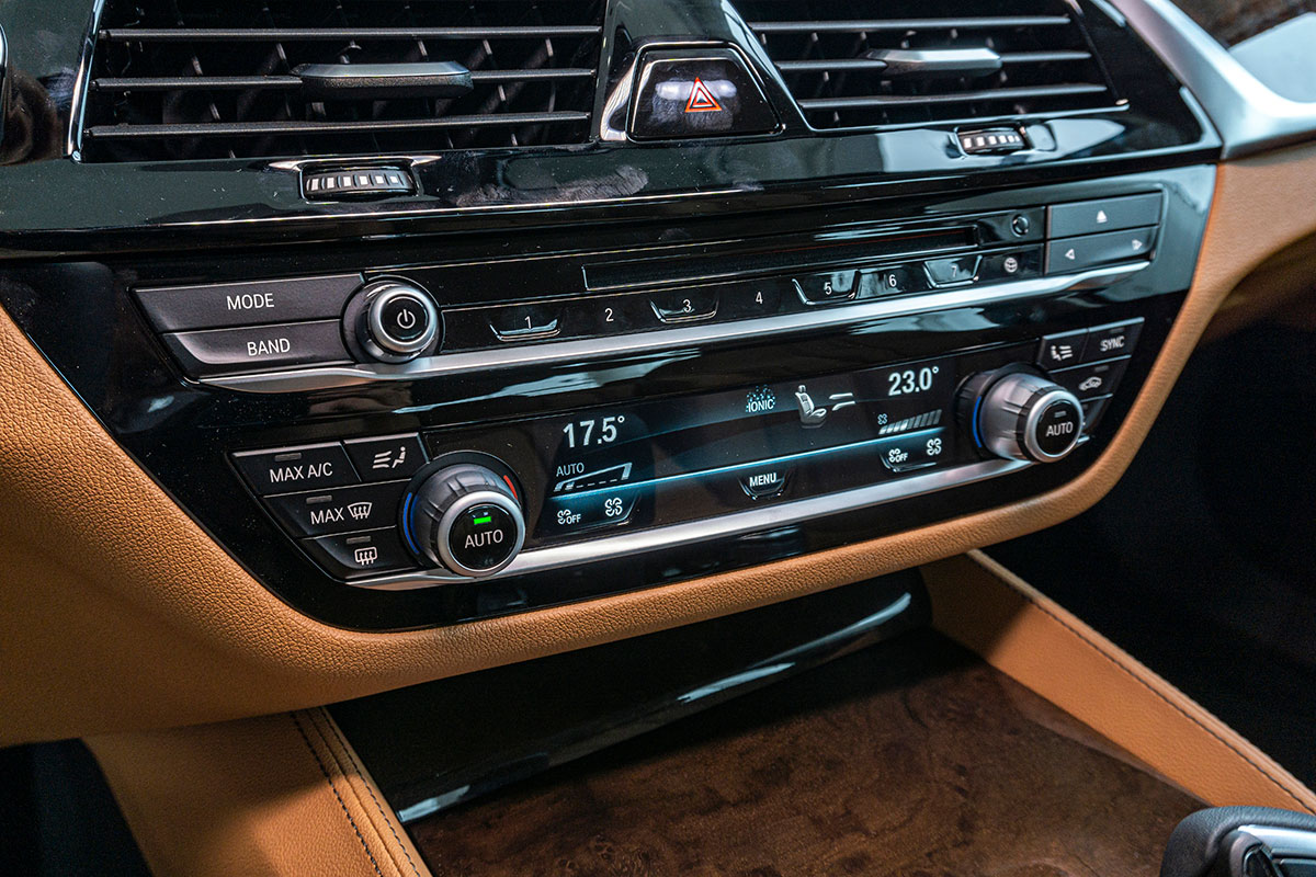 Đánh giá xe BMW 530i 2019: Hệ thống điều hoà tự động với màn hình hiện thị màu.
