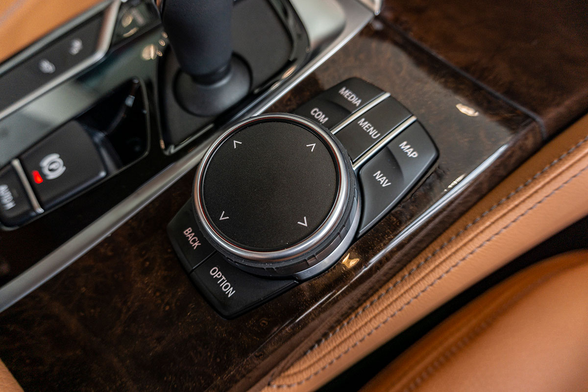 Đánh giá xe BMW 530i 2019: Hệ thống iDrive thế hệ mới nhất.