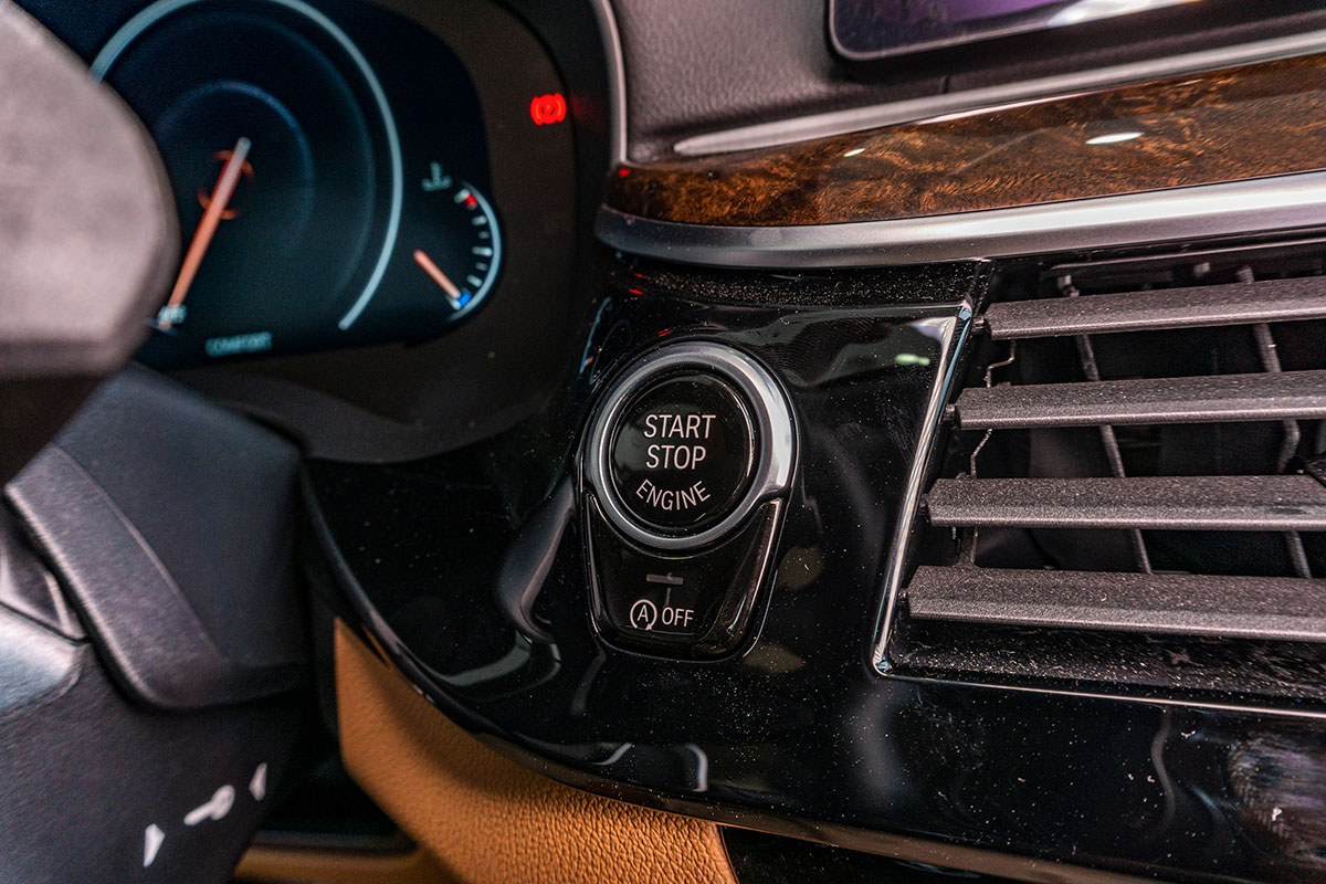 Đánh giá xe BMW 530i 2019: Nút bấm khởi động.