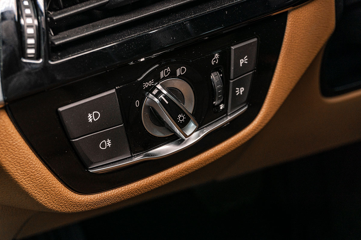 Đánh giá xe BMW 530i 2019: Hệ thống đèn pha tự động.