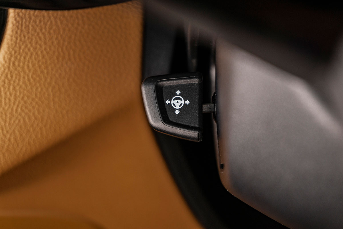 Đánh giá xe BMW 530i 2019: Vô lăng chỉnh điện 4 hướng.