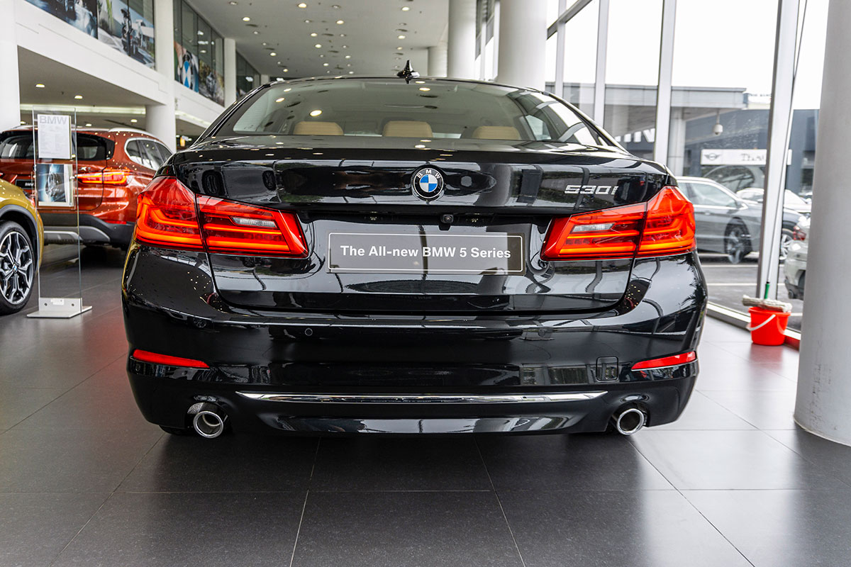 Đánh giá xe BMW 530i 2019: Thiết kế đuôi xe.