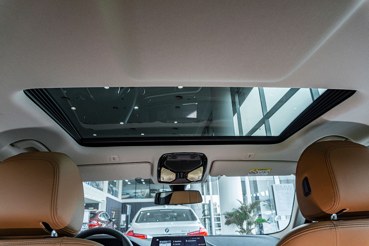 Đánh giá xe BMW 530i 2019: Cửa sổ trời.