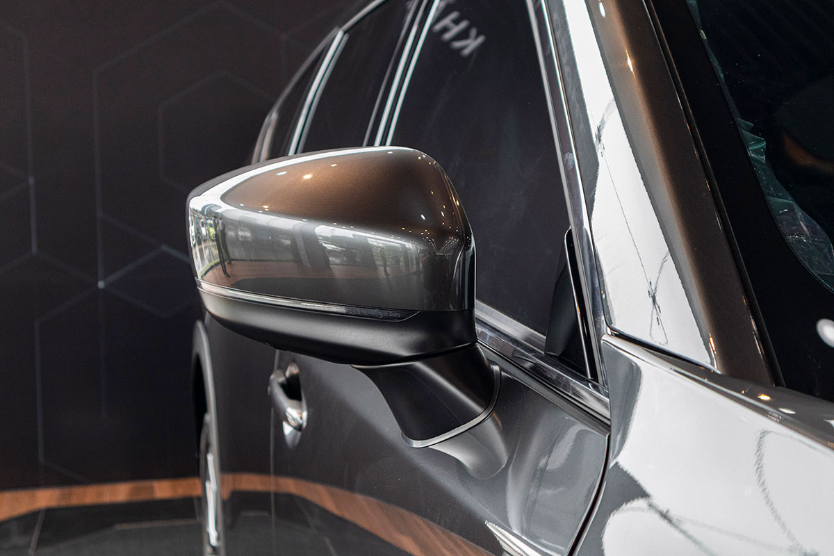 Đánh giá xe Mazda CX-8 2019: Gương chiếu hậu bên tích hợp xi-nhan LED.