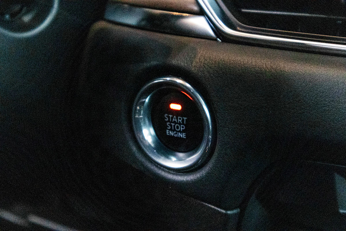 Đánh giá xe Mazda CX-8 2019: Nút bấm khởi động.