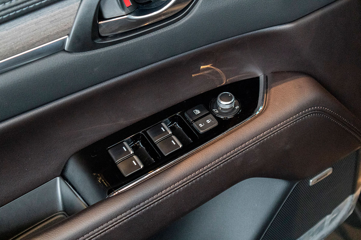 Đánh giá xe Mazda CX-8 2019: Nâng hạ kính tự động 4 vị trí.