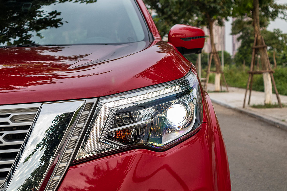 Đánh giá xe Nissan Terra 2019: Cụm đèn pha lấy cảm hứng từ mẫu Nissan Pathfinder.