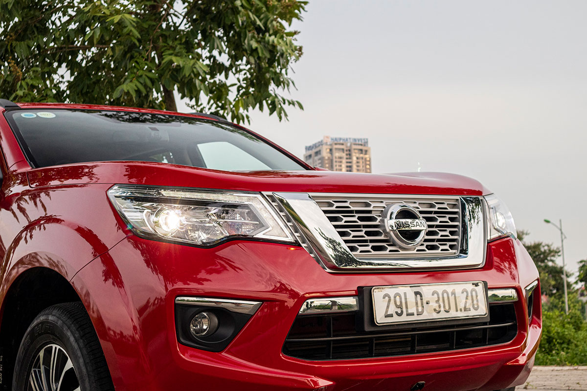 Đánh giá xe Nissan Terra 2019: Rất nhiều chi tiết crôm được hiện diện ở phần đầu xe.