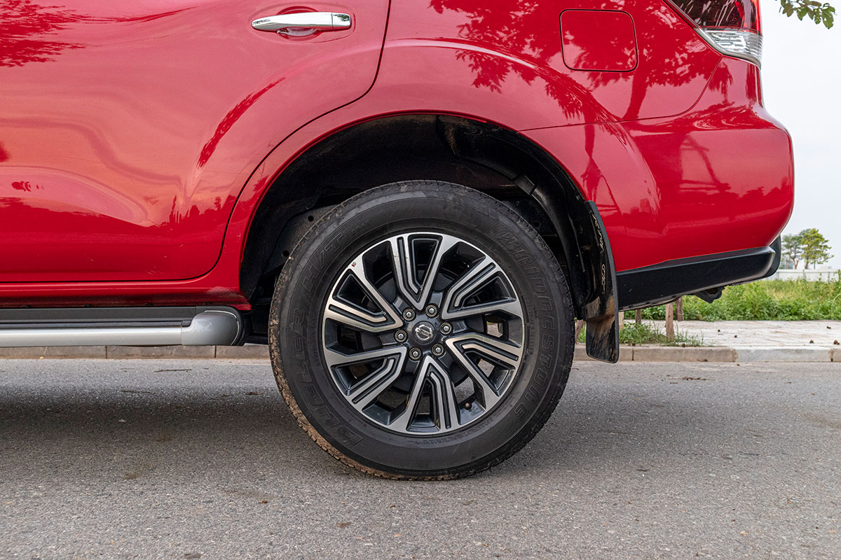Đánh giá xe Nissan Terra 2019: phanh sau sử dụng tang trống.