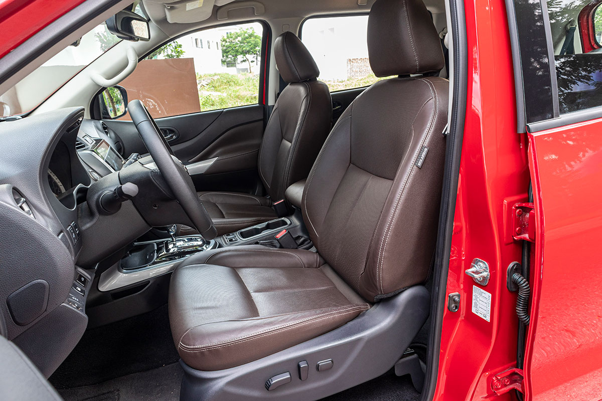 Nissan Terra 2019 phiên bản V có ghế lái chỉnh điện 8 hướng.