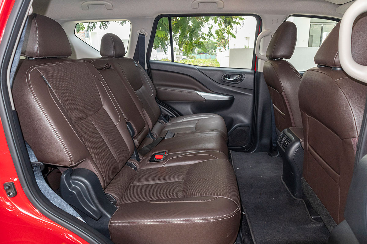 Đán giá Nissan Terra 2019: Hàng ghế thứ 2 rộng rãi.