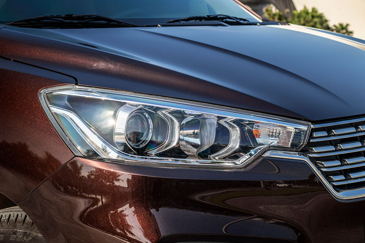 Đánh giá xe Suzuki Ertiga 2019: Cụm đèn pha đã sử dụng đèn Halogen Projector.