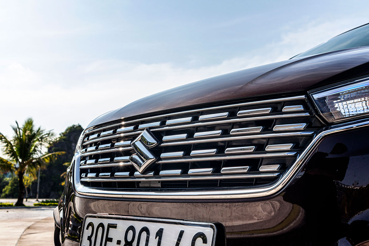 Đánh giá xe Suzuki Ertiga 2019: Lưới tản nhiệt được thiết kế liền mạch với cụm đèn pha.