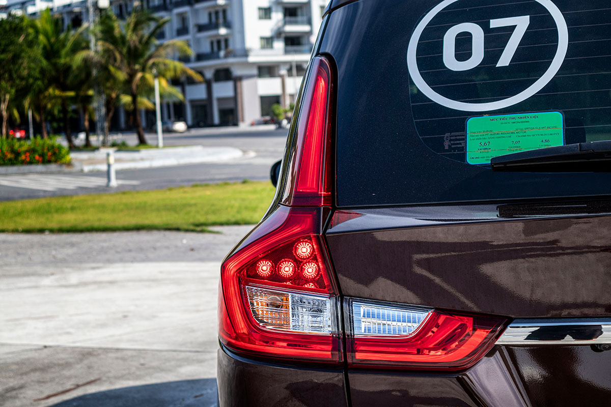 Đánh giá xe Suzuki Ertiga 2019: Đèn hậu sử dụng công nghệ LED.