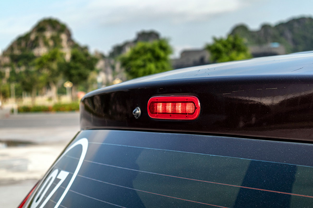 Đánh giá xe Suzuki Ertiga 2019: Đèn phanh phụ được bố trí trên cao.
