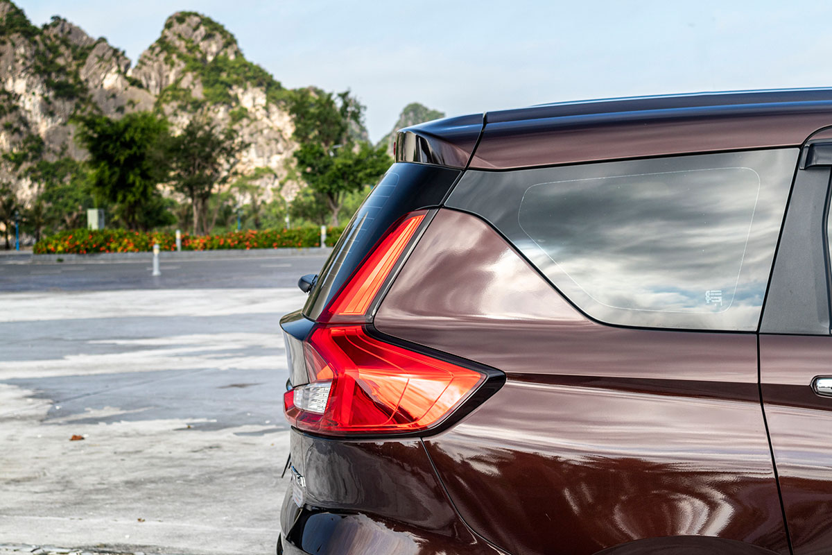Đánh giá xe Suzuki Ertiga 2019: Trụ D được sơn đen.